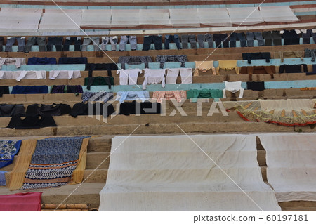 印度的世界遺產瓦拉納西，恒河旁的西高止山脈，曬乾衣物中的衣物 60197181