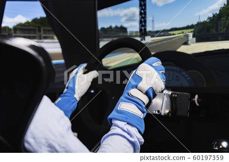 用駕駛模擬器駕駛汽車 60197359