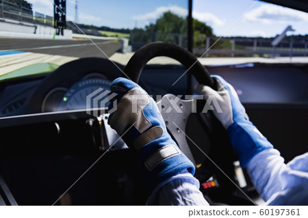用駕駛模擬器駕駛汽車 用駕駛模擬器駕駛汽車 60197361