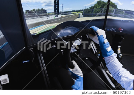 用駕駛模擬器駕駛汽車 用駕駛模擬器駕駛汽車 60197363