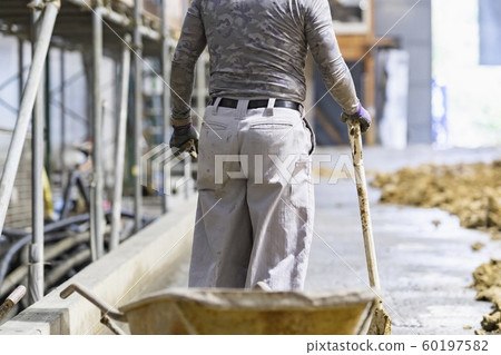 Craftsman working in the field 60197582