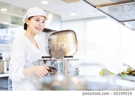 午餐中心廚房女廚師 60199919