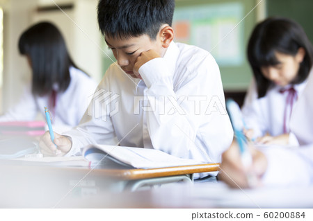 學習班級場景初中和高中學生的形象 學習班級場景初中和高中學生的形象 60200884