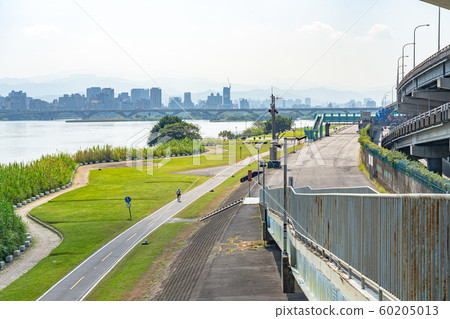 Scenery of the Danshui Riverside: Taipei Bridge, Taiwan, a bridge connecting Taipei City and New Taipei City Scenery of the Danshui Riverside: Taipei Bridge, Taiwan, a bridge connecting Taipei City and New Taipei City 60205013
