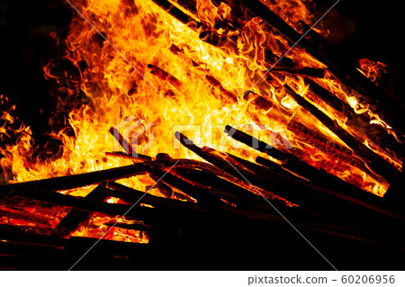 Bonfire that burns on a dark background, wood 60206956