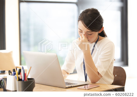眼睛疲勞的女人 眼睛疲勞的女人 60208222