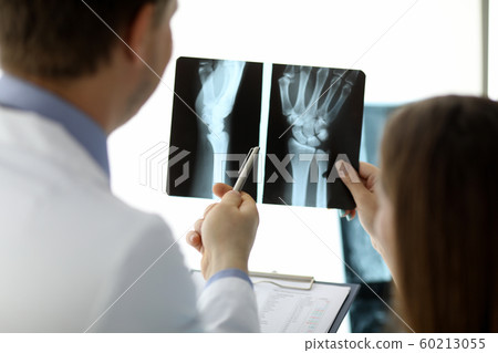 Traumatologist pointing to skiagram 60213055