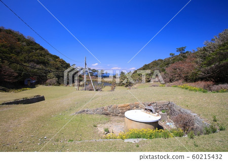 無人居住的島嶼漂浮在Kinan海峽,池島(Togashishima)和Jakegaike(jigake)的Ikejiri露營地開放空間 無人居住的島嶼漂浮在Kinan海峽,池島(Togashishima)和Jakegaike(jigake)的Ikejiri露營地開放空間 60215432
