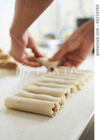 man preparing meat stuffed cannelloni. 60219369