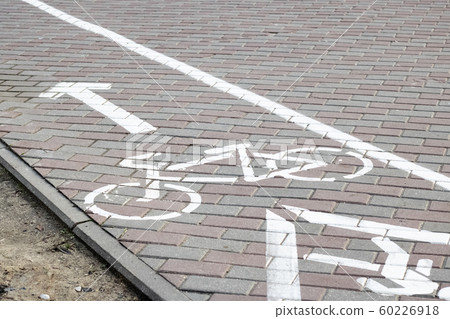 Marking a bike path on the sidewalk 60226918