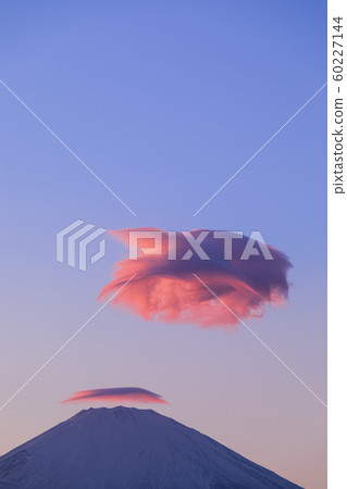 霞雲和染上晚霞的懸雲 60227144