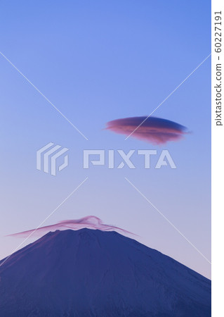 Kasakumo and hanging clouds dyed in the evening glow 60227191