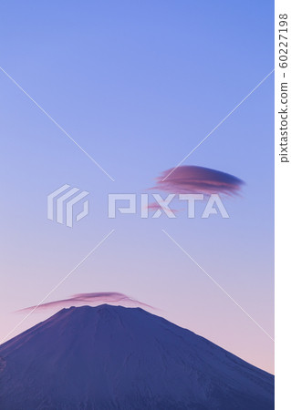 Kasakumo and hanging clouds dyed in the evening glow 60227198