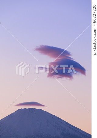 霞雲和染上晚霞的懸雲 60227220