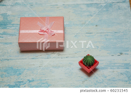 Photo gift box with bow on blue wooden textured background, top view from the side 60231545