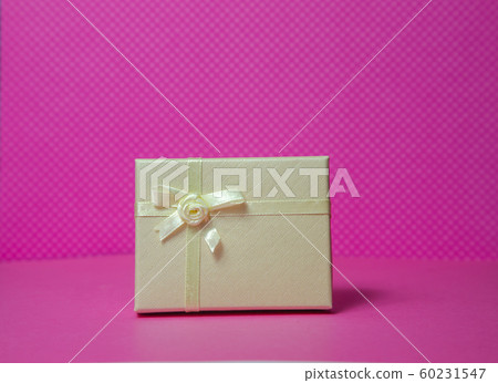 Photo of a gift box with a bow under points of view on a pink background front view 60231547