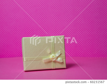 Photo of a gift box with a bow under points of view on a pink background front view Photo of a gift box with a bow under points of view on a pink background front view 60231567