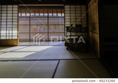 山城縣Sa市的九條城,久保田故居,小學生透過格子窗 山城縣Sa市的九條城,久保田故居,小學生透過格子窗 60233260