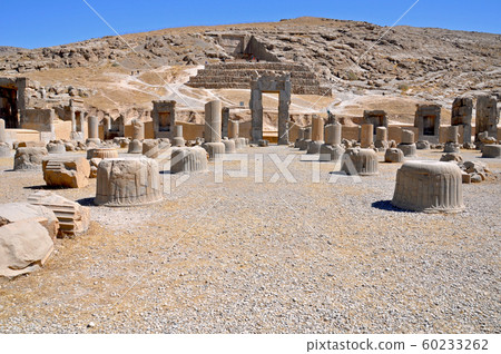 從波斯波利斯，伊朗的一百個支柱的亞達薛西二世國王的墳墓的視圖 60233262