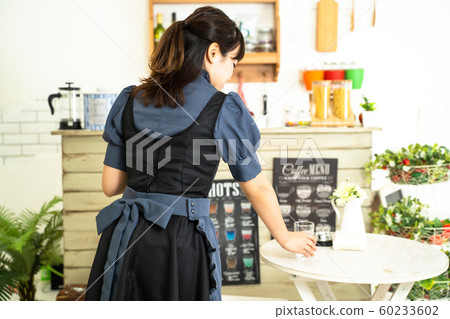 咖啡館的女服務員 咖啡館的女服務員 60233602