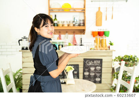 咖啡館的女服務員 咖啡館的女服務員 60233607