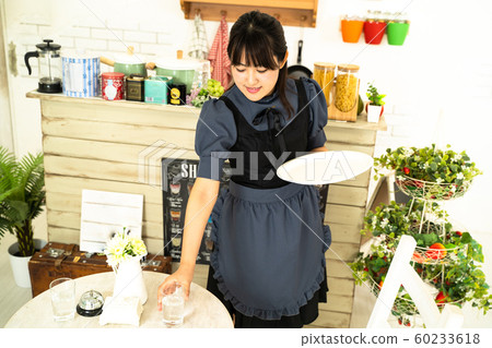 咖啡館的女服務員 咖啡館的女服務員 60233618