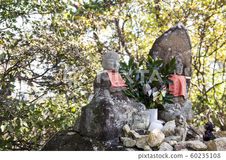 山路上的石佛 60235108