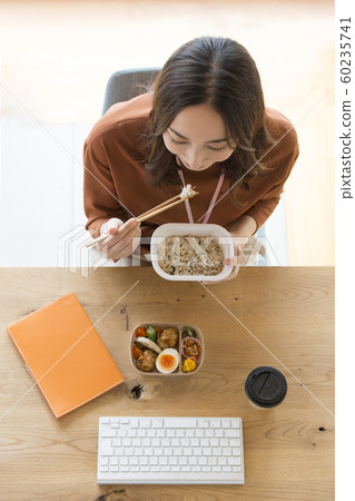 在電腦前吃的職業女性商業場景 在電腦前吃的職業女性商業場景 60235741