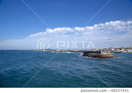 Clouds, Mt. Halla, the sea, 60237341