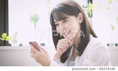 操作智能手機的婦女 60239180