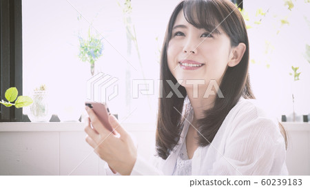 操作智能手機的婦女 60239183