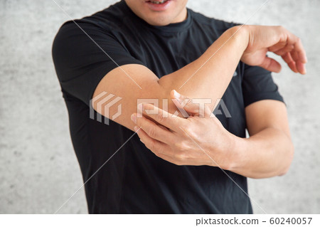 一個穿著運動服的男人 一個穿著運動服的男人 60240057