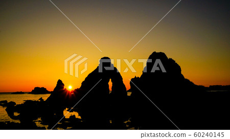 佐渡七浦海灘的Meoto岩石剪影和日落 60240145
