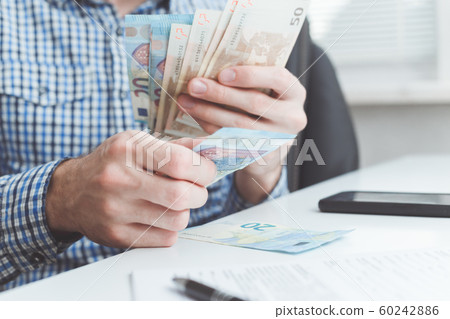 Businessman counts a money in office 60242886