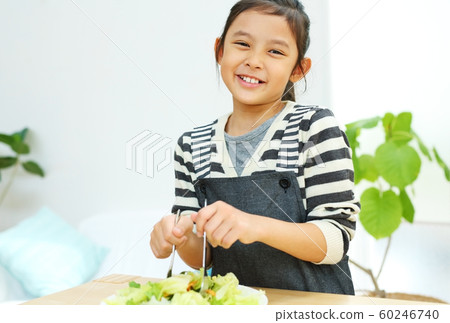 幫助廚房裡一頓飯的孩子的形象 60246740