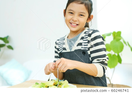 幫助廚房裡一頓飯的孩子的形象 60246741