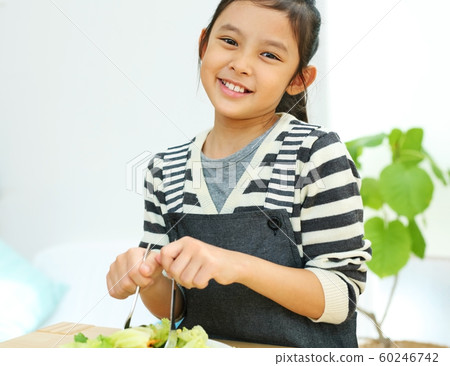 幫助廚房裡一頓飯的孩子的形象 60246742
