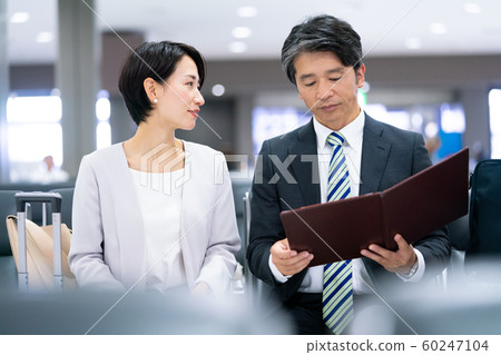 Airport business man business woman 60247104