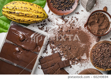 Cocoa beans pods, chocolate bar pieces, cocoa 60249694