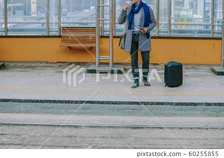 Stylish gentleman drinking coffee on the street 60255855