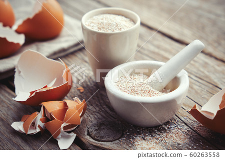 Mortar of crushed eggshell, natural calcium. 60263558