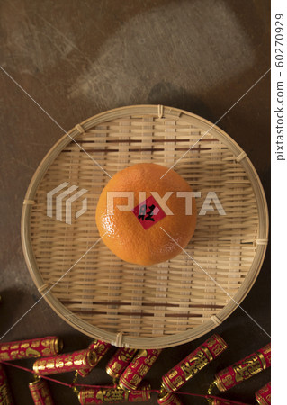 放在老木頭桌子的裝飾 60270929