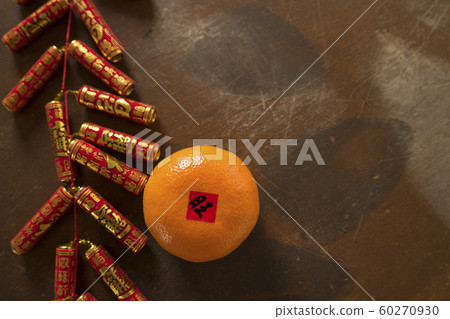 放在老木頭桌子的裝飾 60270930