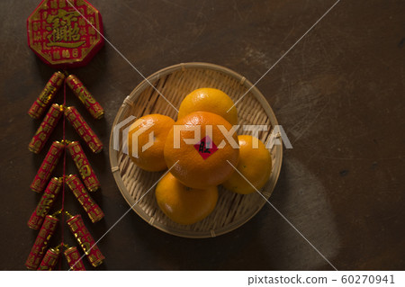 放在老木頭桌子的裝飾 60270941