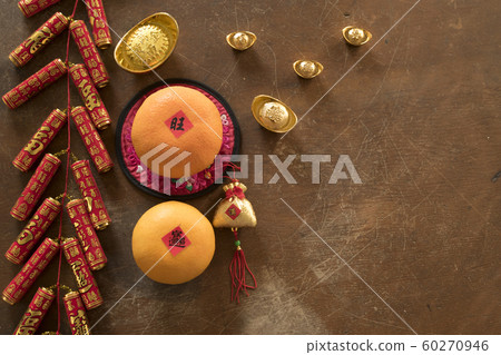 放在老木頭桌子的裝飾 60270946