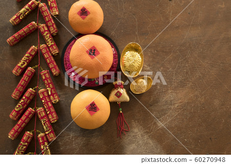 放在老木頭桌子的裝飾 60270948