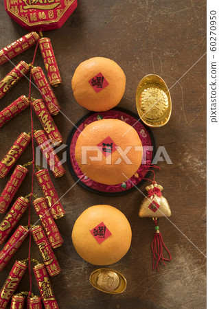 放在老木頭桌子的裝飾 60270950