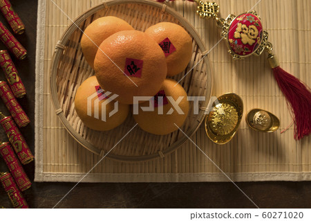 Decoration on old wooden table Decoration on old wooden table 60271020