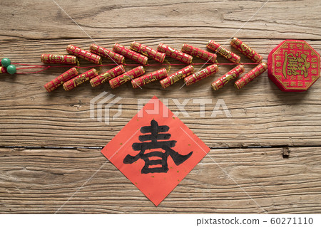 放在老木頭桌子的裝飾 60271110