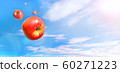 在藍色的天空和雲彩飛翔的多個紅蘋果 60271223